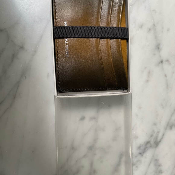 HOOK + ALBERT Smooth credit card holder in gradient brown to ochre. - Picture 2 of 2